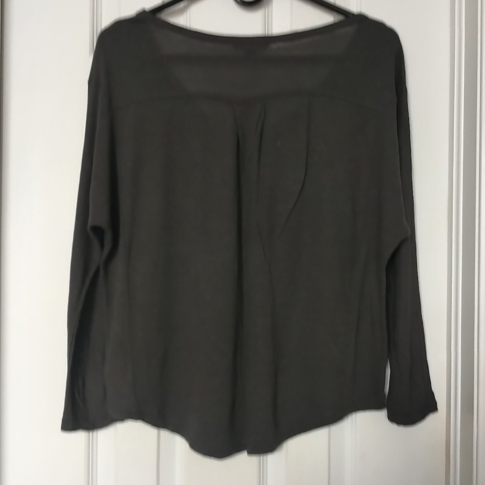 V-Neck Top - Picture 2 of 3
